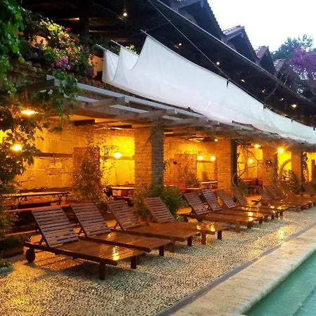 ホテル Restaurant Bujtina E Gjelit ティラナ