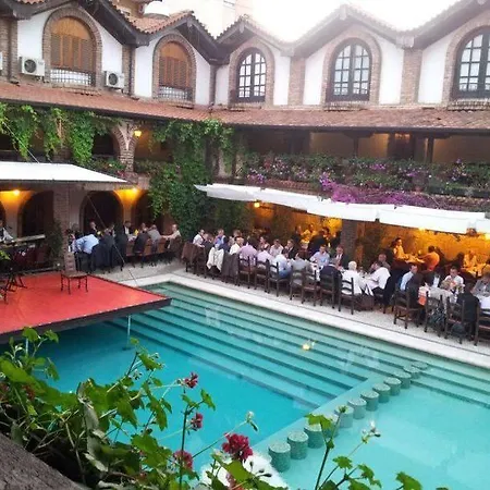 ホテル Restaurant Bujtina E Gjelit 4*