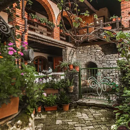 ホテル Restaurant Bujtina E Gjelit 4*