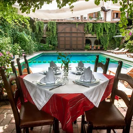 Restaurant Bujtina E Gjelit 4* ティラナ