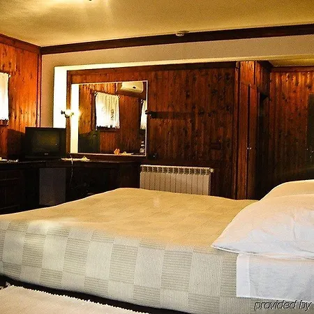 Restaurant Bujtina E Gjelit 4* ティラナ