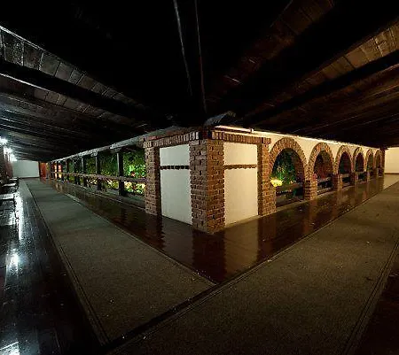 ホテル Restaurant Bujtina E Gjelit 4*