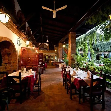 ホテル Restaurant Bujtina E Gjelit 4*