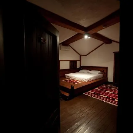 ホテル Restaurant Bujtina E Gjelit 4*