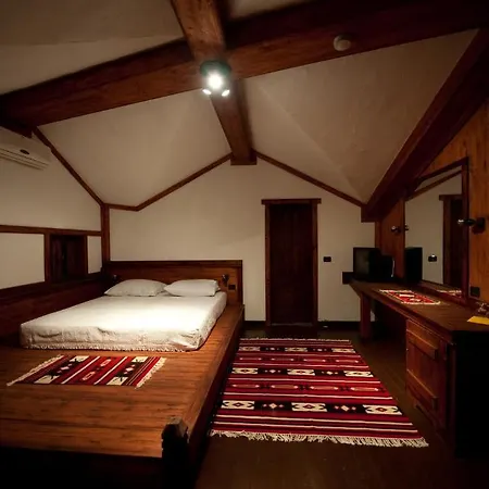 Restaurant Bujtina E Gjelit ホテル 4*