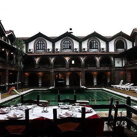 Restaurant Bujtina E Gjelit ティラナ