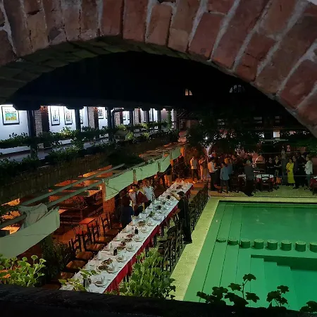 Restaurant Bujtina E Gjelit 4* ティラナ