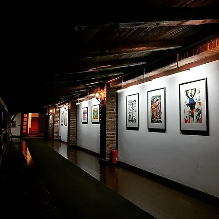 ホテル Restaurant Bujtina E Gjelit ティラナ