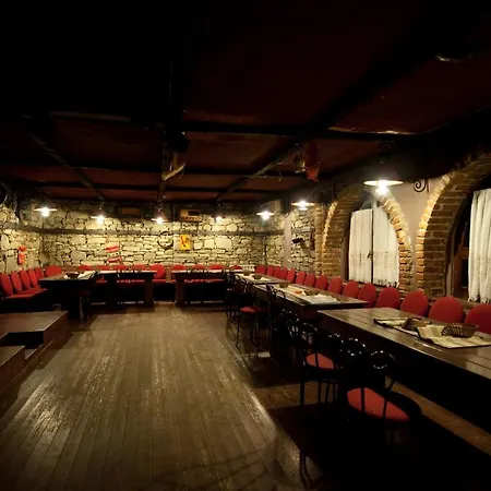 Restaurant Bujtina E Gjelit ホテル 4*